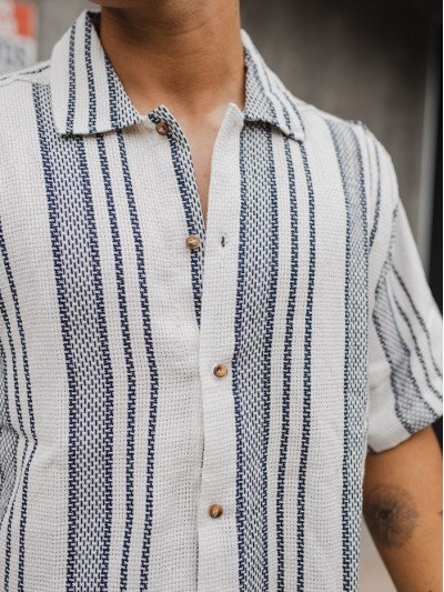 CAMISA HUESO FRANJA ANCHA AZUL