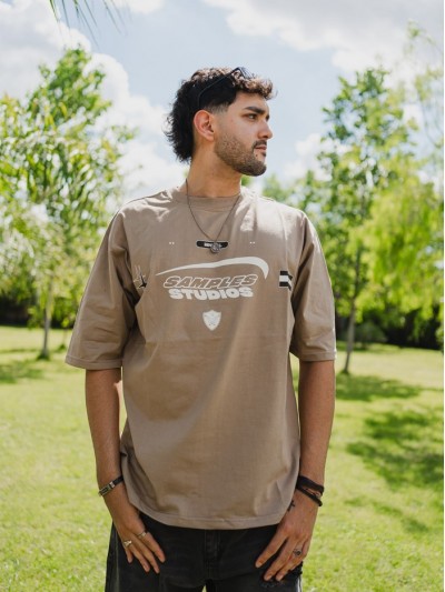 REMERA TEE SPEEDY CAMEL