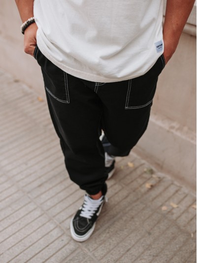 JOGGER CARGO NEGRO HILO BLANCO