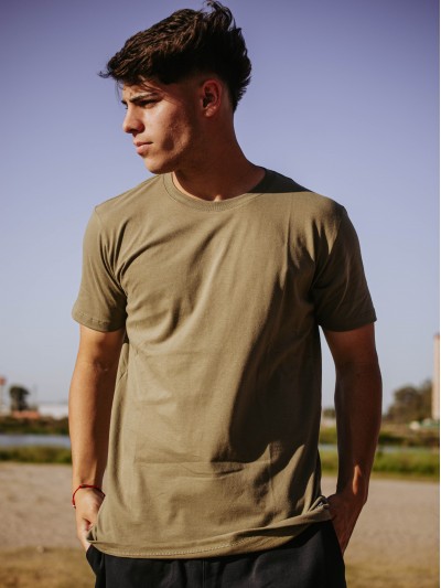 REMERA BASICA SLIM VERDE MILITAR