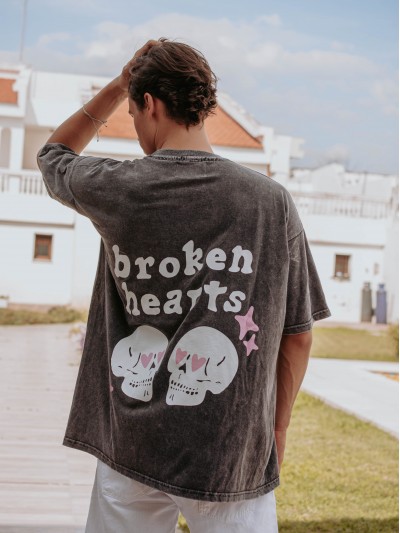 REMERA BROKEN HEARTS GRIS