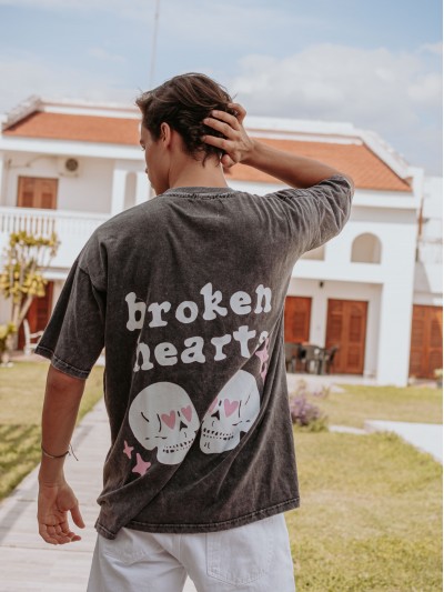 REMERA BROKEN HEARTS GRIS