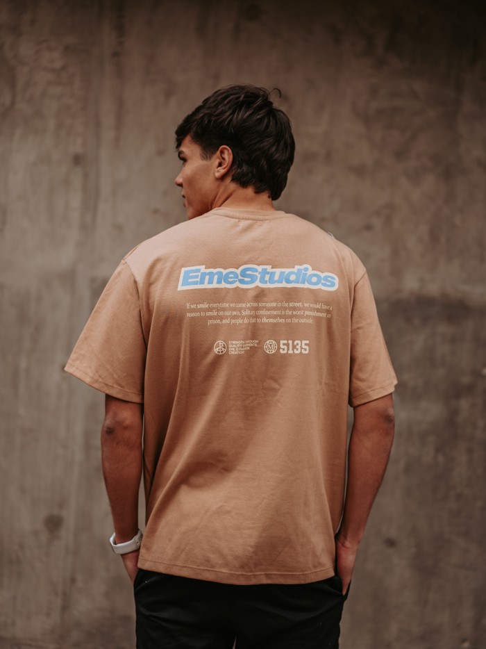 REMERA EMESTUDIOS CAMEL